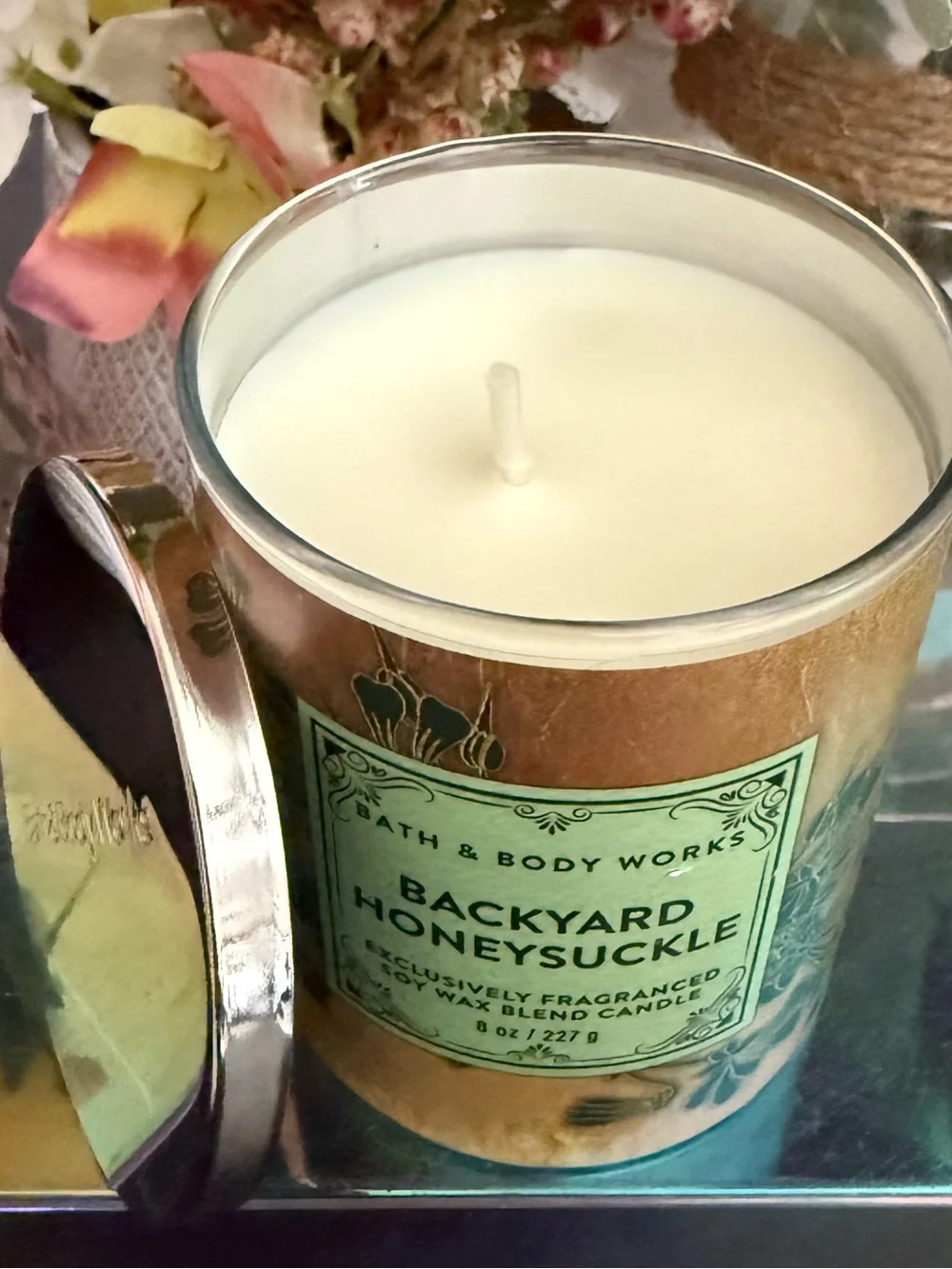 🆕🍯 BATH & BODY WORKS “BACKYARD HONEYSUCKLE” SINGLE WICK SOY WAX CANDLE. NEW.